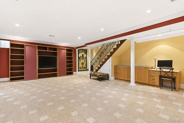 2 Shore Drive, Manhasset, NY 11030
