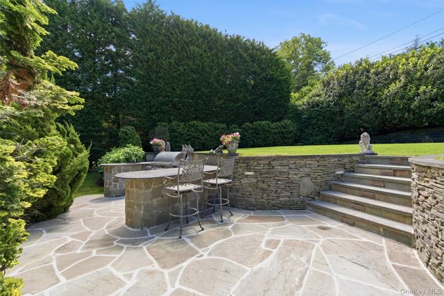 2 Shore Drive, Manhasset, NY 11030