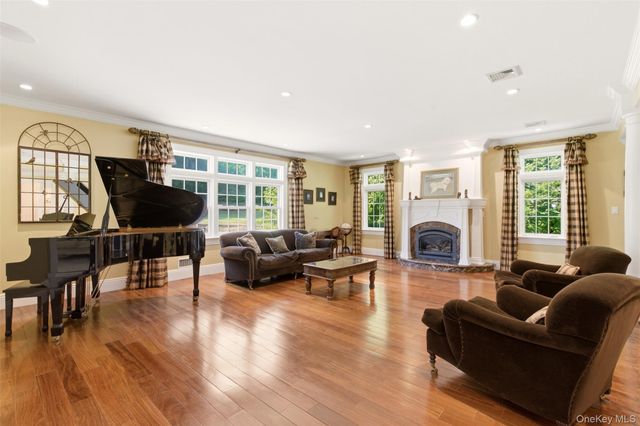 2 Shore Drive, Manhasset, NY 11030
