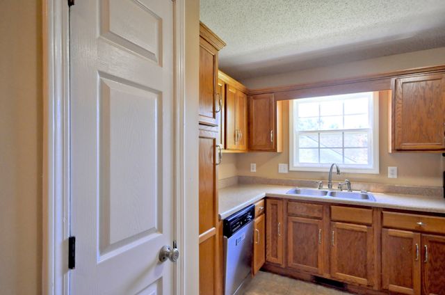 3517 BARKERS MILL RD, Clarksville, TN 37042