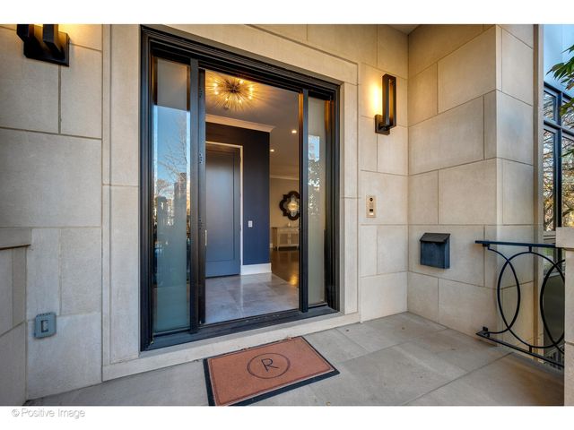 2107 W Bradley Place, Chicago, IL 60618