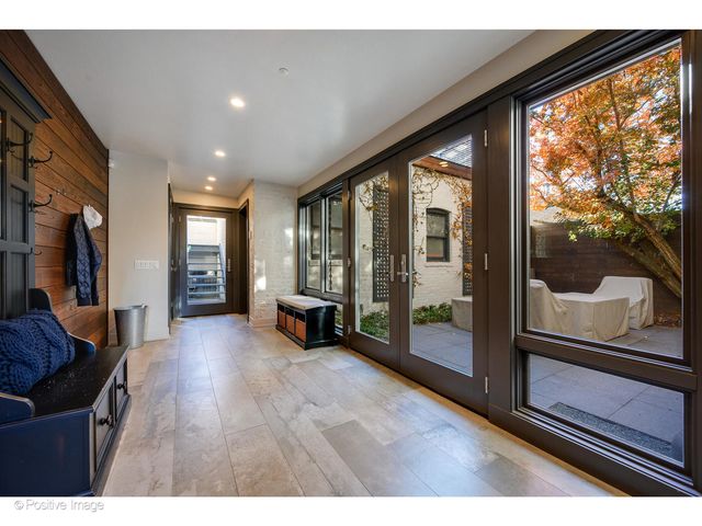 2107 W Bradley Place, Chicago, IL 60618
