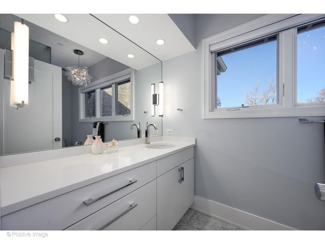 2107 W Bradley Place, Chicago, IL 60618