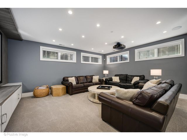 2107 W Bradley Place, Chicago, IL 60618