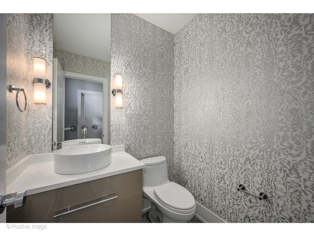 2107 W Bradley Place, Chicago, IL 60618