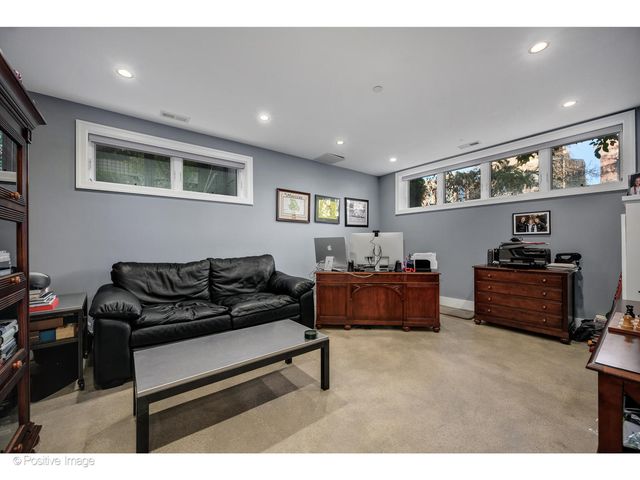 2107 W Bradley Place, Chicago, IL 60618