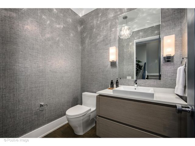 2107 W Bradley Place, Chicago, IL 60618