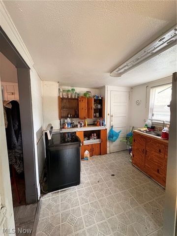 9915 Raymond Avenue, Cleveland, OH 44104