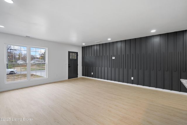 6713 Memory Ln, Louisville, KY 40258