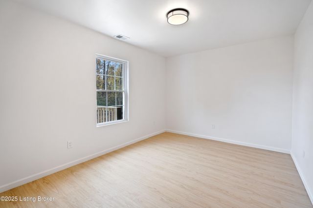 6713 Memory Ln, Louisville, KY 40258