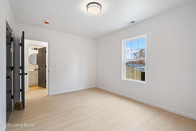 6713 Memory Ln, Louisville, KY 40258