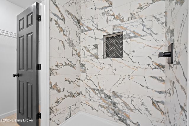 6713 Memory Ln, Louisville, KY 40258