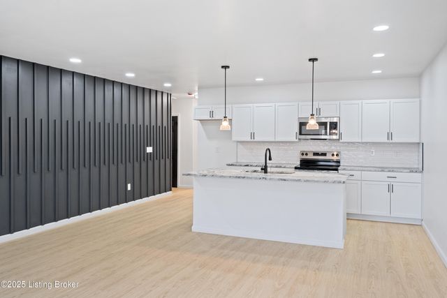 6713 Memory Ln, Louisville, KY 40258