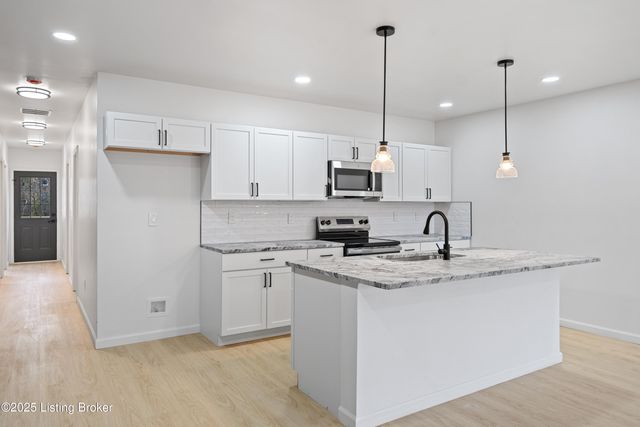 6713 Memory Ln, Louisville, KY 40258