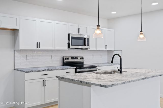 6713 Memory Ln, Louisville, KY 40258