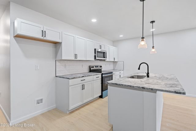 6713 Memory Ln, Louisville, KY 40258