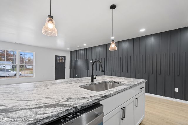 6713 Memory Ln, Louisville, KY 40258