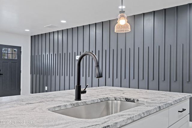 6713 Memory Ln, Louisville, KY 40258