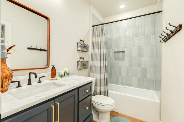 2 Greystone Court, Angleton, TX 77515