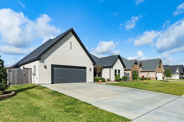 2 Greystone Court, Angleton, TX 77515