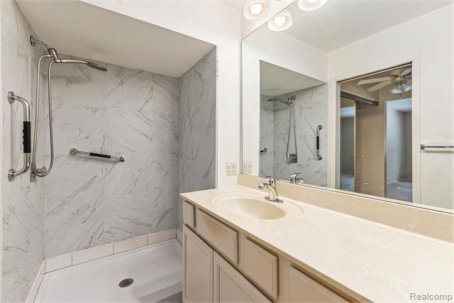 4659 Laurel Club Circle 12, West Bloomfield, MI 48323