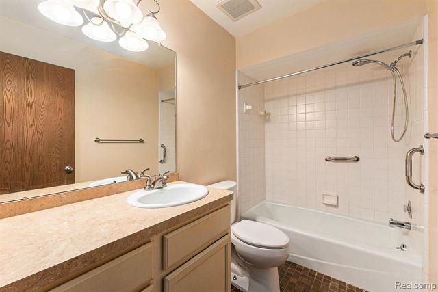 4659 Laurel Club Circle 12, West Bloomfield, MI 48323