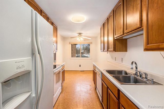 4659 Laurel Club Circle 12, West Bloomfield, MI 48323