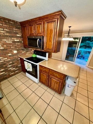 6 Meadowbrook Ln 4, Easton, MA 02375