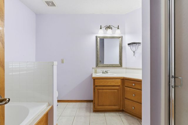 6928 E Odessa CT, Bel Aire, KS 67226