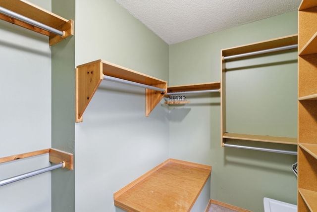 6928 E Odessa CT, Bel Aire, KS 67226