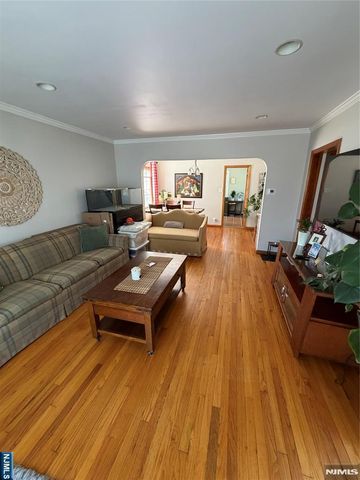734 E Clark Avenue, Ridgefield, NJ 07657