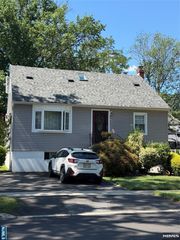 734 E Clark Avenue, Ridgefield, NJ 07657