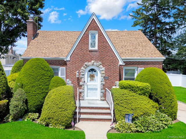 130 Fairfield Avenue, Mineola, NY 11501
