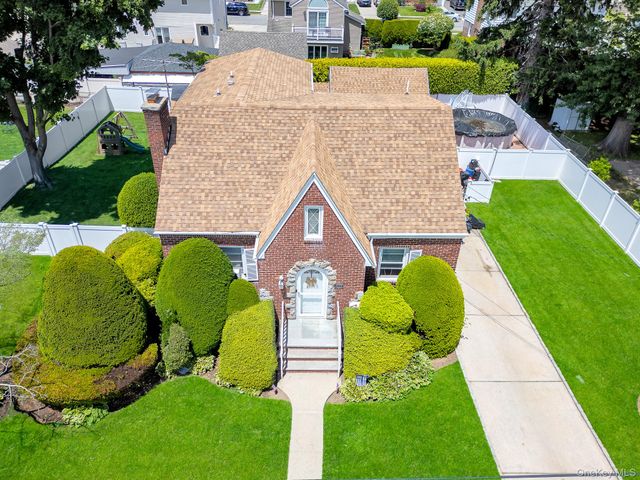 130 Fairfield Avenue, Mineola, NY 11501