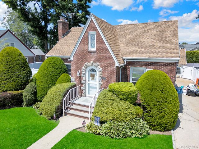 130 Fairfield Avenue, Mineola, NY 11501
