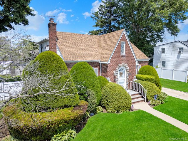 130 Fairfield Avenue, Mineola, NY 11501