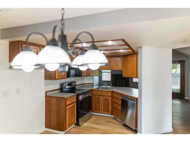 7930 Sw CHURCHILL Way, Portland, OR 97224