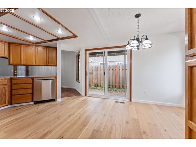 7930 Sw CHURCHILL Way, Portland, OR 97224