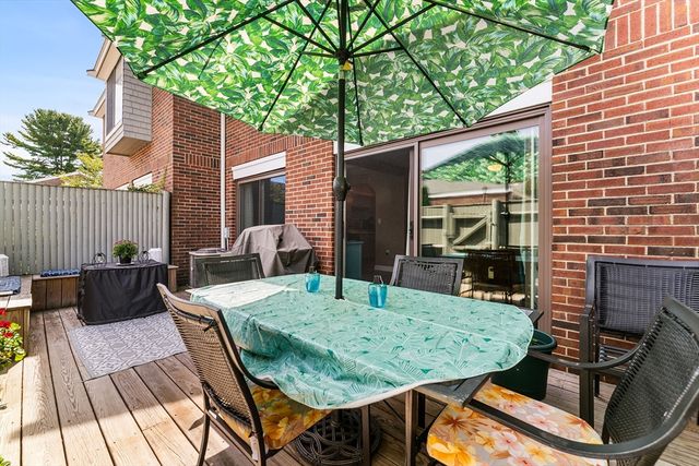 16 Meadowood Dr 16, Stoughton, MA 02072