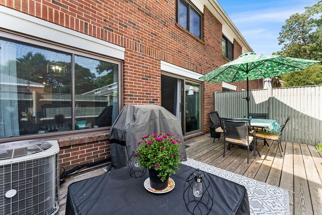 16 Meadowood Dr 16, Stoughton, MA 02072