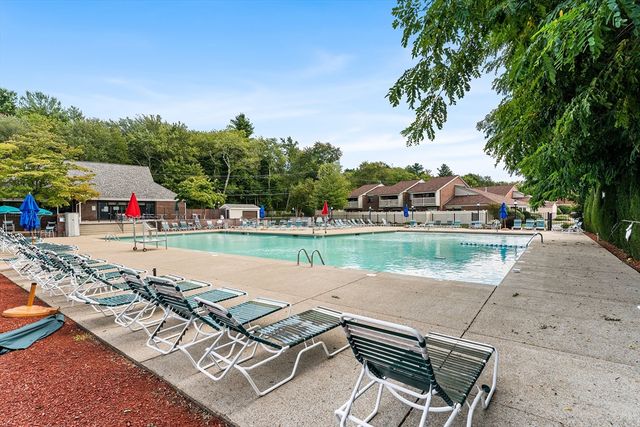 16 Meadowood Dr 16, Stoughton, MA 02072