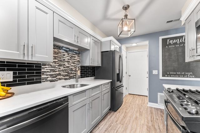 16 Meadowood Dr 16, Stoughton, MA 02072