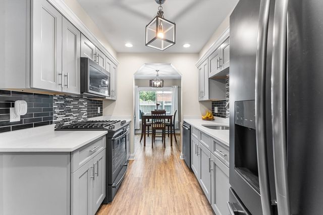 16 Meadowood Dr 16, Stoughton, MA 02072