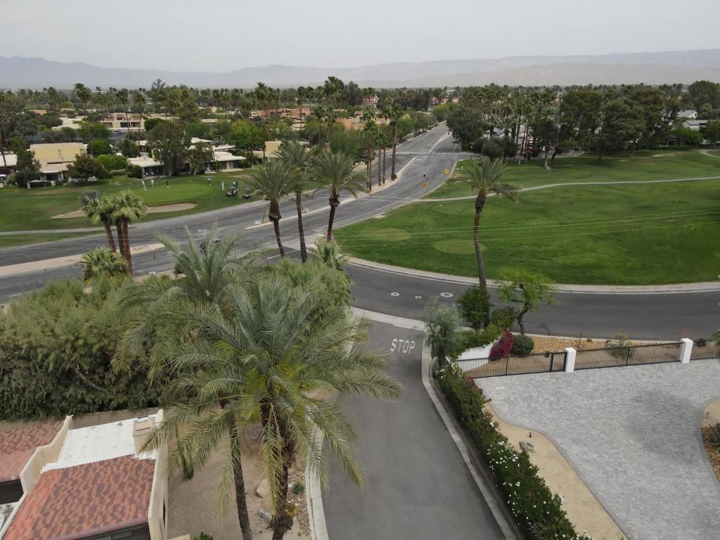 Image 3 of property listing at 2615 E Palm Oasis Street, Palm Springs, CA 92264