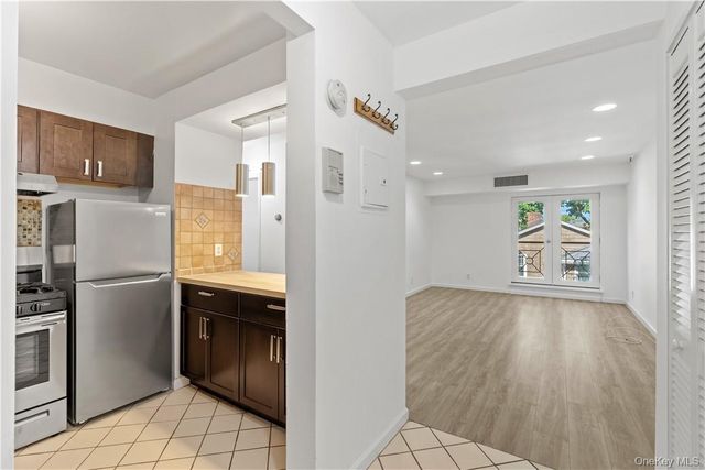 501 N Barry Avenue 2C, Mamaroneck, NY 10543