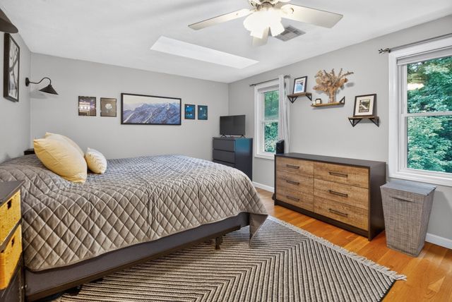 40 Hartford Ave N, Upton, MA 01568
