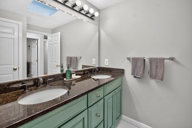 40 Hartford Ave N, Upton, MA 01568