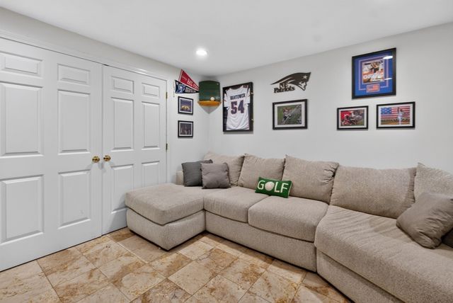 40 Hartford Ave N, Upton, MA 01568