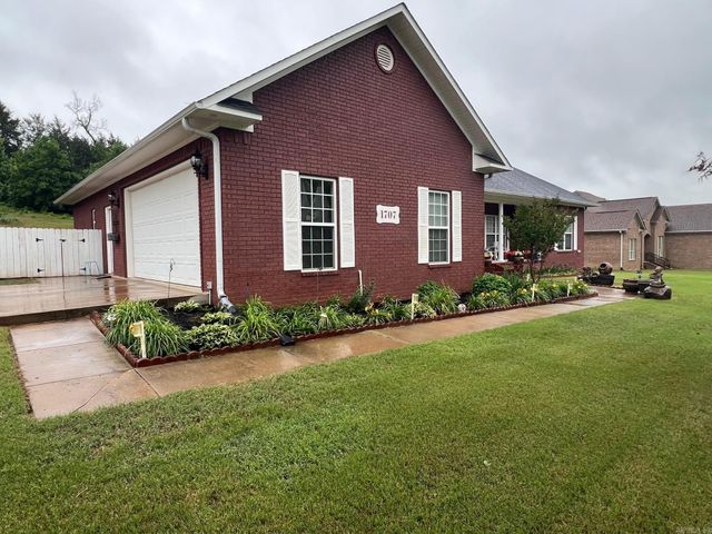 1707 Holloway, Morrilton, AR 72110