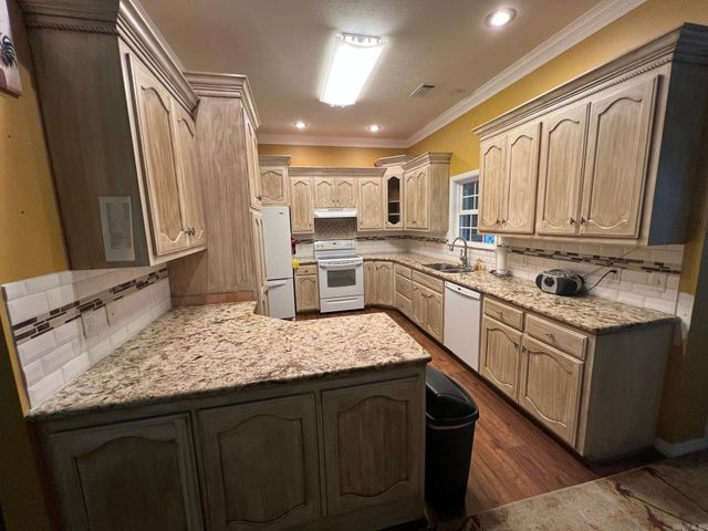 1707 Holloway, Morrilton, AR 72110